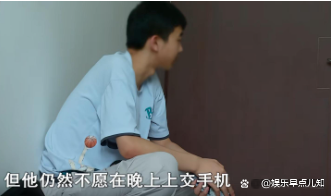 李小璐素颜带娃逛超市近况曝光旧照对比人设崩塌后生活现状引热议！